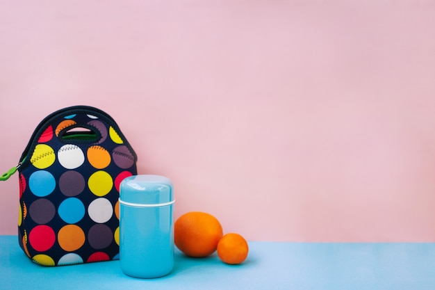 Prenez une pause avec une boîte à lunch. sac à main coloré, thermos bleu, orange, mandarine. , rose .