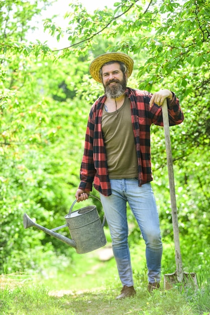 Prenez soin d'eux et rangez-les soigneusement Ouvrier agricole jardinier avec des outils de jardin Fond de nature de campagne d'agriculteur caucasien Outils pour le jardinage Outils de jardin que chaque jardinier devrait avoir