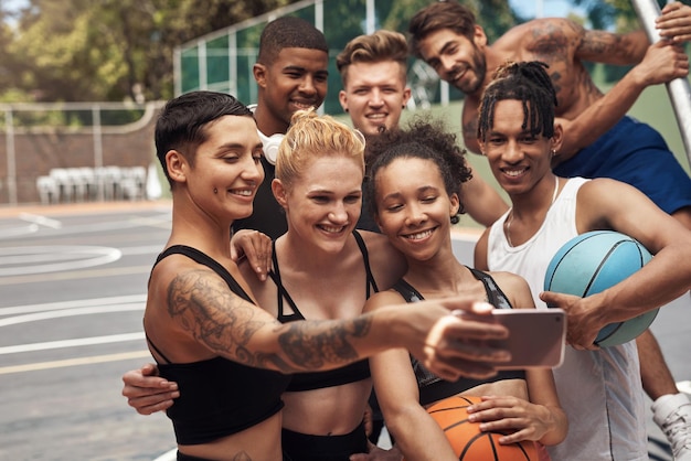 Prenons l'une des meilleures équipes Photo d'un groupe de jeunes sportifs prenant des selfies ensemble sur un terrain de sport