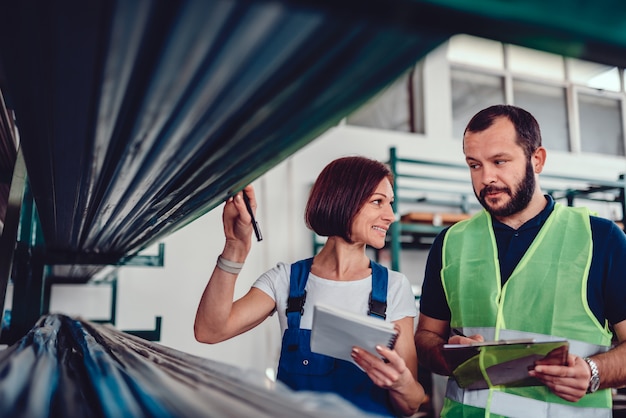 Préparateur de commandes ramassant les produits dans l'entrepôt