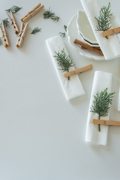 Préparatifs pour dresser la table pour les vacances d'hiver Décoration d'hiver DIY