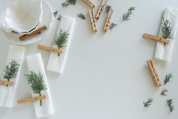 Photo préparatifs pour dresser la table pour les vacances d'hiver décoration d'hiver diy