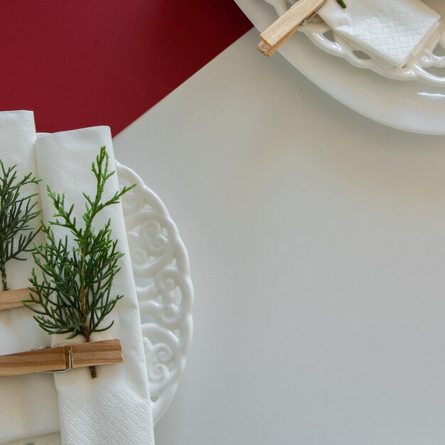 Photo préparatifs pour dresser la table pour les vacances d'hiver décoration d'hiver diy