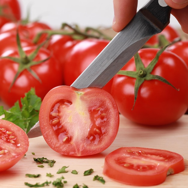 Préparation des aliments en tranches de tomate