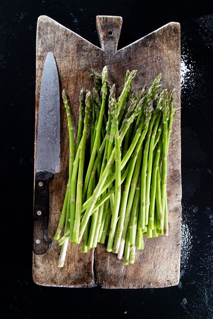 Photo préparation des asperges sauvages vertes