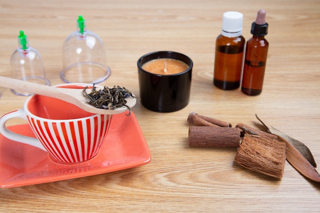 Préparation au thé zen avec massage aux chandelles et à la ventouse aux huiles essentielles