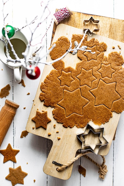 Préparation de biscuits au pain d'épice étoilé