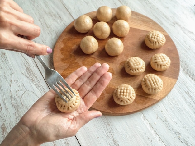 Préparation de biscuits égyptiens "Kahk El Eid" - biscuits de la fête islamique El Fitr. Bonbons du Ramadan.