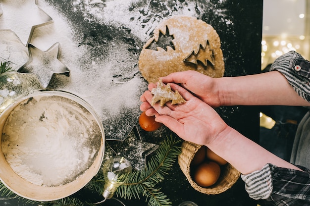 Préparation de biscuits de Noël, vue de dessus, filtre rétro appliqué, concept de Noël à la maison sur une surface grise