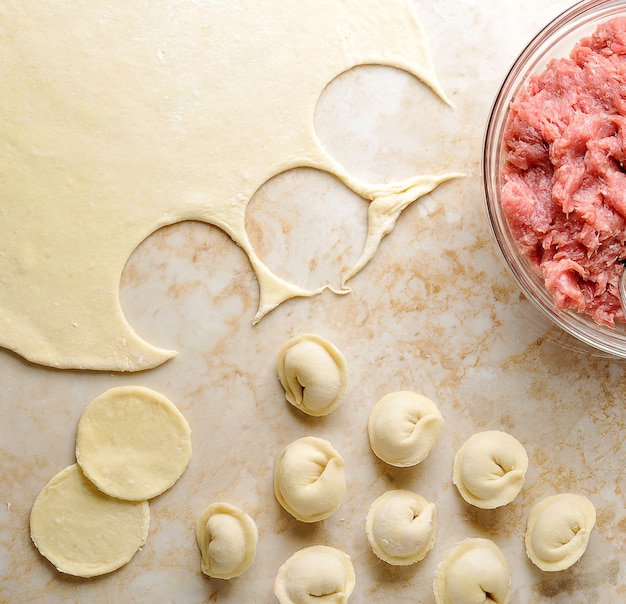 Photo préparation de boulettes de viande avec de la viande hachée, a déroulé la pâte et les boulettes