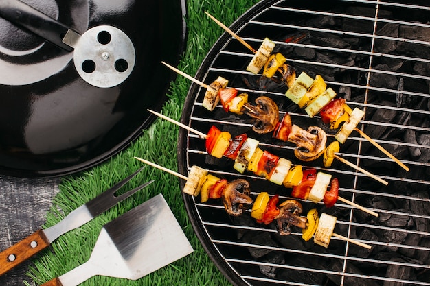 Photo préparation de la brochette grillée avec viande et légumes sur le gril du barbecue