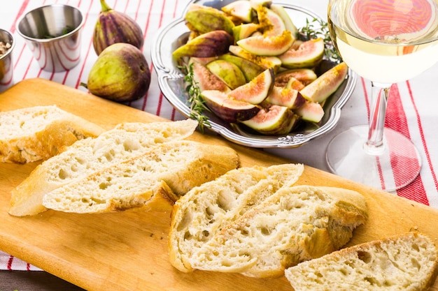 Préparation de bruschetta aux figues avec des figues de Californie bio.