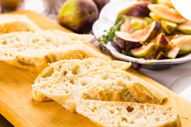 Préparation de bruschetta aux figues avec des figues de Californie bio.