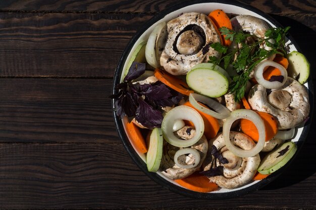 Préparation de champignons marinés avec légumes et épices