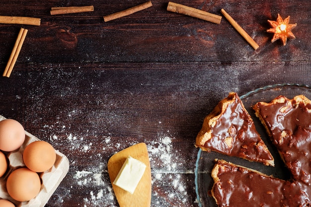 Préparation de charlotte au chocolat ou d'un gâteau avec des ingrédients