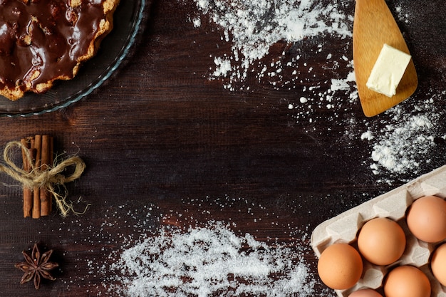 Préparation de charlotte au chocolat ou de gâteau avec des ingrédients