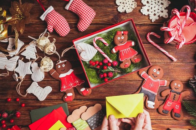 Préparation d'un coffret cadeau de Noël pour les amis