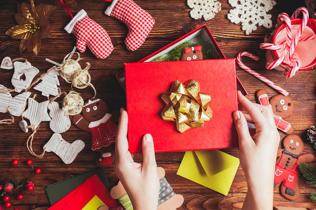 Préparation d'un coffret cadeau de Noël pour les amis