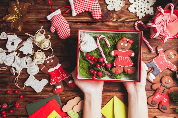 Préparation d'un coffret cadeau de Noël pour les amis