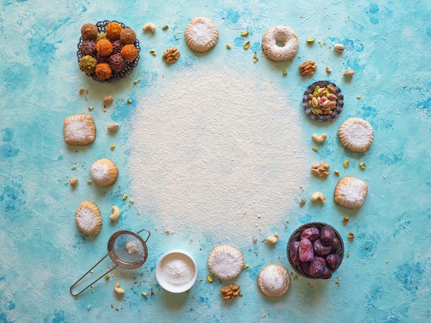 Préparation de cookies. Surface de nourriture de vacances. Les bonbons arabes sont disposés sur une table bleue.