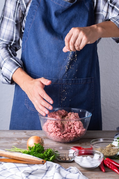 Préparation de côtelettes de boeuf et de porc crus à la maison