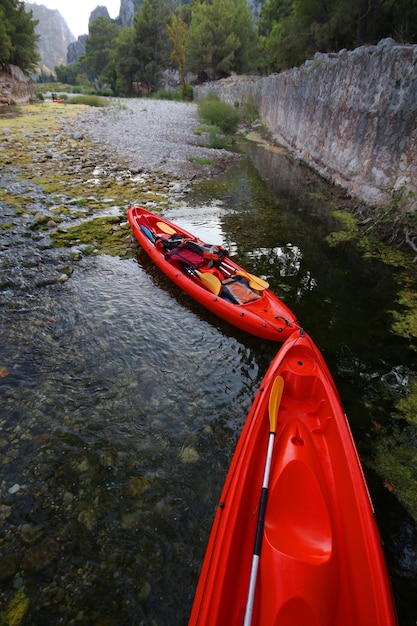 Préparation de la course de canoë avant