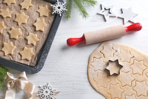 Préparation De Délicieux Biscuits De Noël Sur Table En Bois