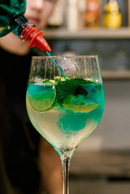 Préparation d'un délicieux cocktail mukhino coloré au citron vert et à la menthe