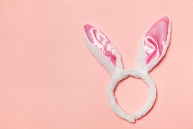 Préparation du concept de joyeuses pâques pour les oreilles de lapin décoratives de vacances jouet de costume moelleux à fourrure isolé