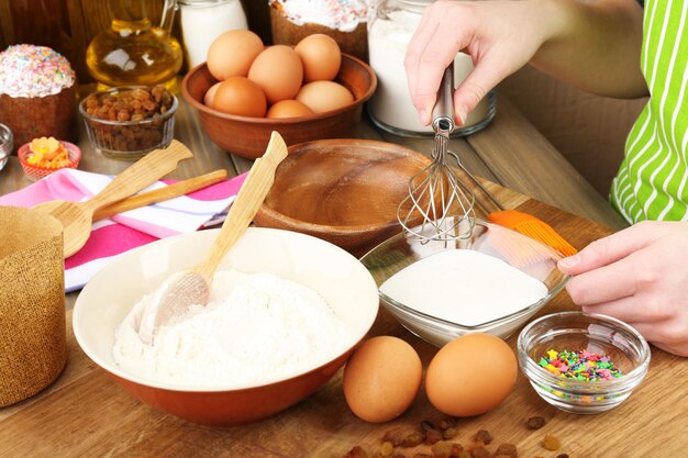 Préparation du gâteau de Pâques dans la cuisine