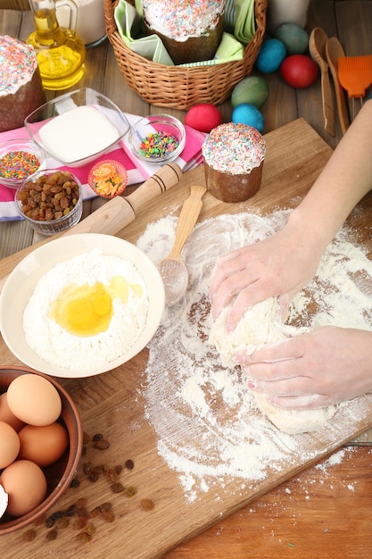 Préparation du gâteau de Pâques dans la cuisine