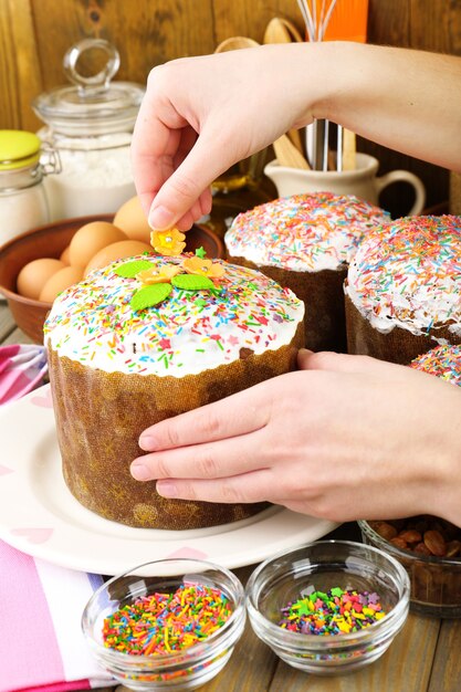 Préparation du gâteau de Pâques dans la cuisine