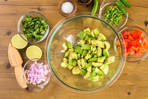 Préparation du guacamole maison à partir de produits biologiques.