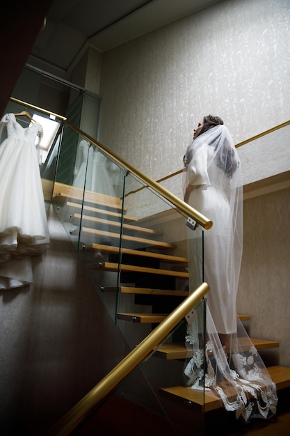 Préparation du matin de la mariée. Belle mariée en déshabillé de mariage blanc