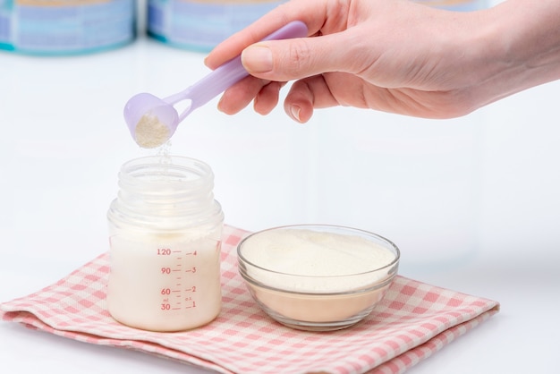 Préparation du mélange alimentation bébé. Gros plan de la préparation du lait maternisé. Préparer le biberon. Alimentation artificielle des bébés