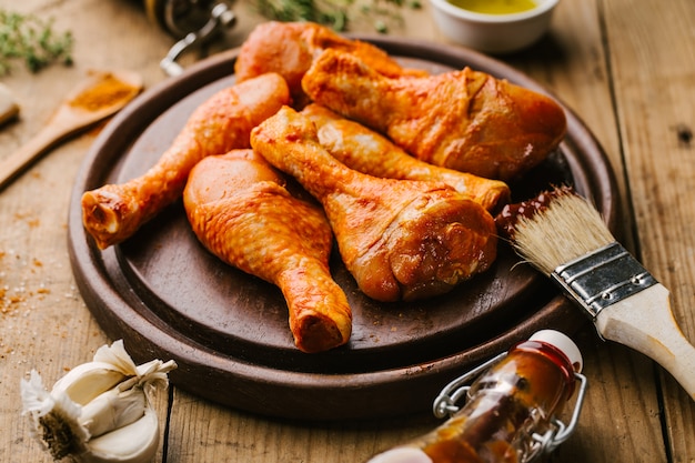 Préparation du poulet cru au barbecue pour la cuisson