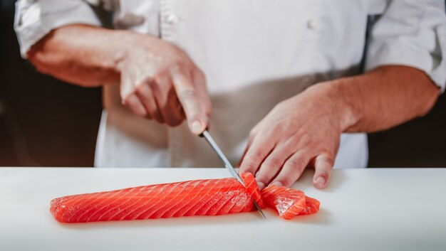 Préparation du sashimi dans la cuisine du restaurant