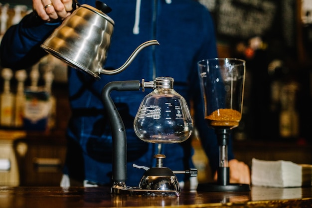 Préparation du siphon à café instructions de cuisson étape par étape verser le siphon dans la fiole de la bouilloire d'eau chaude