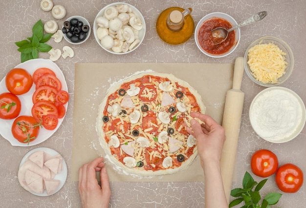 Préparation étape par étape de la pizza maison au jambon