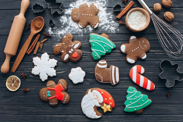 Une préparation et la fabrication de biscuits pour la fête de Noël sur un fond en bois.