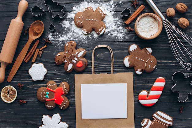 Une préparation et la fabrication de biscuits pour la fête de Noël sur un fond en bois.