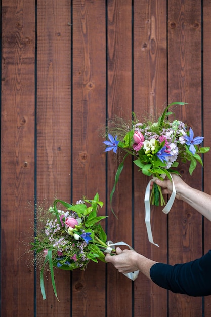 Préparation des fleurs pour la célébration du mariage pour les mères mariées et le témoin