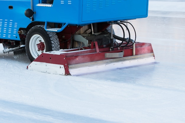 Préparation de la glace à la patinoire publique entre les séances en soirée à l'extérieur