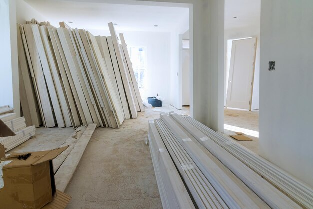 Préparation de l'intérieur d'une maison nouvelle portes d'empilement en bois d'intérieur une installation d'attente