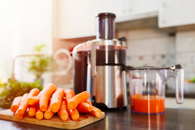 Préparation de jus de carotte fraîche à la maison avec une centrifugeuse