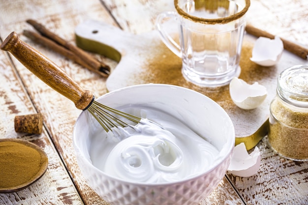 Préparation De Lait De Poule De Noël, Recette De Boisson De Noël, Avec œufs, Sucre, Cannelle, Rhum Et Crème