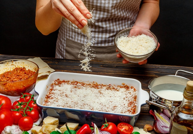 Préparation de lasagne maison