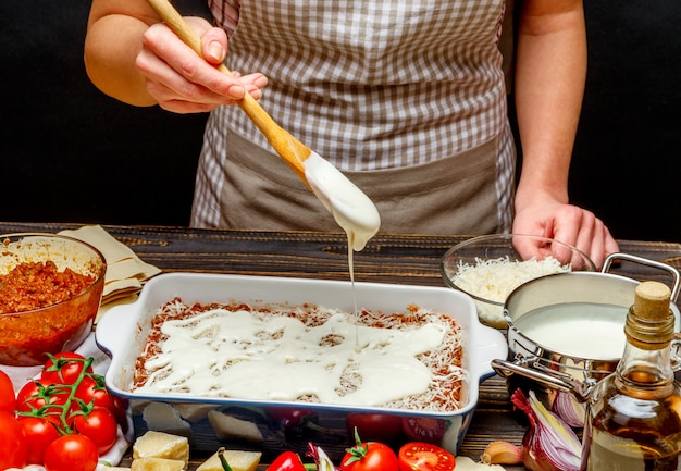 Préparation de lasagne maison