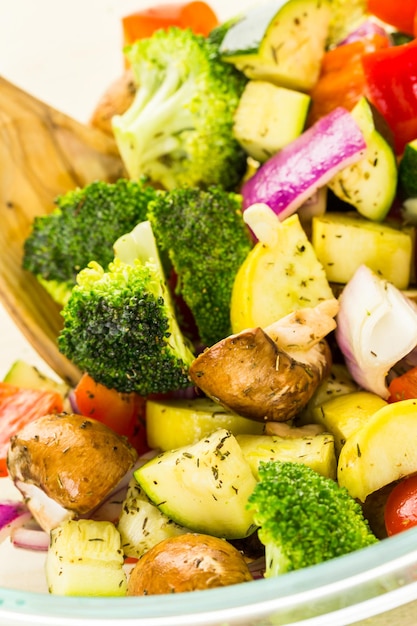 Préparation de légumes mélangés frais rôtis pour le dîner.