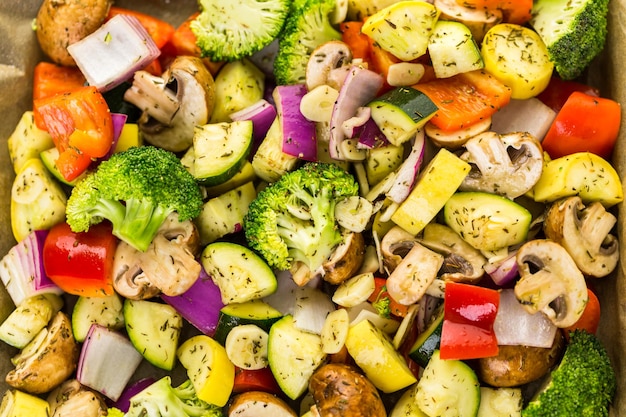 Préparation de légumes mélangés frais rôtis pour le dîner.